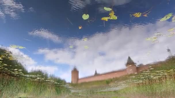 夏の日には池が空と古い要塞を反映 — ストック動画