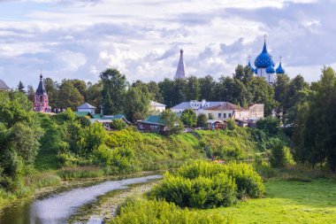 Yazın nehir kıyısındaki kiliseler. Suzdal, Rusya