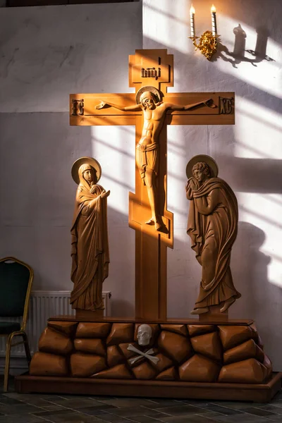 Jesu Skulptur Trä Korset Och Helgonen — Stockfoto