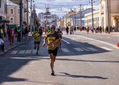 Vladimir, Rusya - 12 Eylül 2020: Yaz tatili Golden Gate yarı maratonu. Çeviri: 