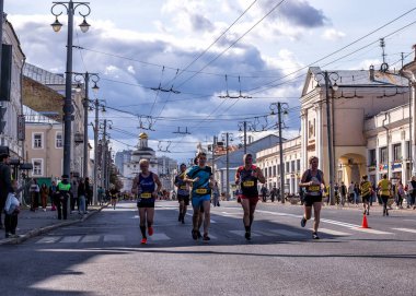 Vladimir, Rusya - 12 Eylül 2020: Yaz tatili Golden Gate yarı maratonu. Tercümesi: çocuk korosu, Sormovich - Sormovo şehrinin sakini, Golden Gate. 