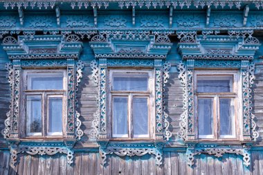 Antika mimari ön cephesi, eski ahşap ev. Zencefilli çörekler tahta dantel çerçeve pencerelerini buduyor.