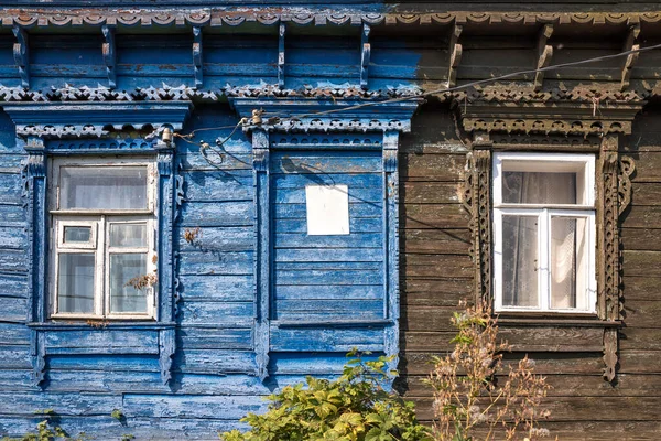 Antika mimari ön cephesi, duvarlı pencereli eski ahşap ev. Zencefilli çörek çerçeve pencerelerini düzenler.