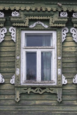 Zencefilli kekin ahşap kesimi. Eski ahşap bir evin dekore edilmiş penceresi. Güzel ahşap oyma