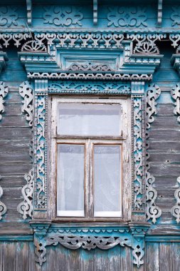 Zencefilli kekin ahşap kesimi. Eski ahşap bir evin dekore edilmiş penceresi. Güzel odun oyma.