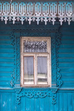 Zencefilli kekin ahşap kesimi. Eski ahşap bir evin dekore edilmiş penceresi.