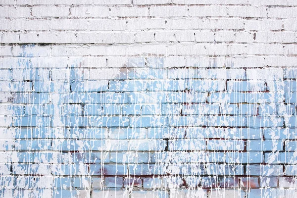 Branco Pintado Sobre Graffiti Azul Parede Tijolo — Fotografia de Stock