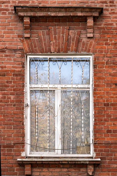 Inramat Fönster Gammal Röd Tegelbyggnad — Stockfoto