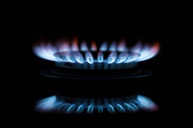 Mutfak gaz ocağı yansımalı mavi gaz alevi