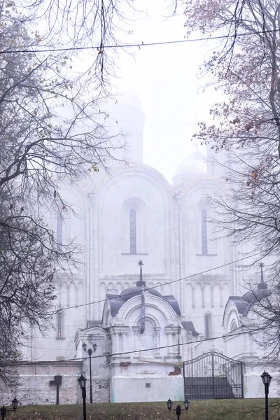 Старый Белый Собор Тумане — стоковое фото