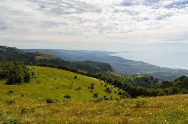 dağlar ve gündüz, bulutlu mavi gökyüzü görünümü 