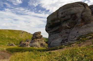dağlar ve gündüz, bulutlu mavi gökyüzü görünümü 