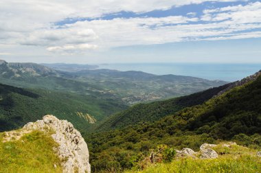gündüz, sahil şeridi üzerinde dağlardan havadan görünümü 