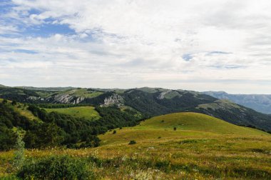 dağlar ve gündüz, bulutlu mavi gökyüzü görünümü 