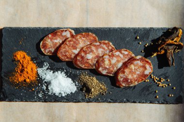 dilimlenmiş sosis ızgara mantar ve türler 