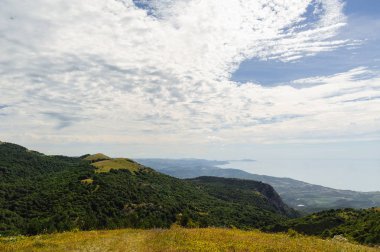 dağlar ve gündüz, bulutlu mavi gökyüzü görünümü 