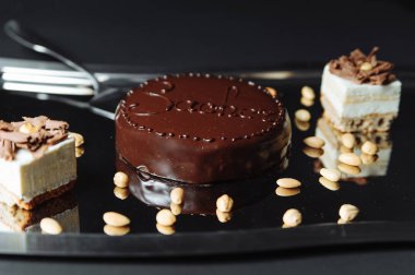 fındık ve gümüş tepsi üzerinde hamur işleri ile çikolatalı kek 