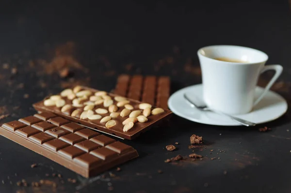 Nahaufnahme Der Tasse Mit Kaffee Und Vollmilchschokolade Mit Nüssen — Stockfoto