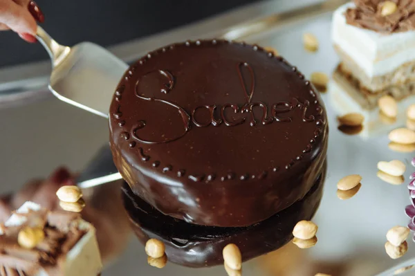 Fındık Gümüş Tepsi Üzerinde Hamur Işleri Ile Çikolatalı Kek — Stok fotoğraf