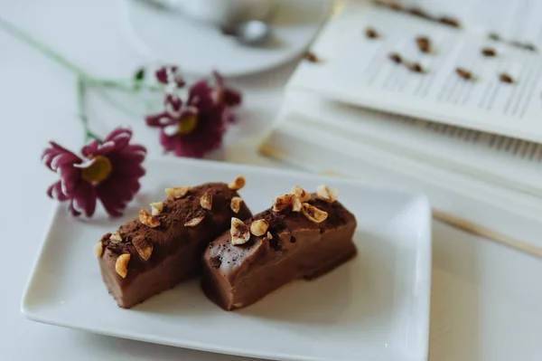 Çikolatalı Kek Plaka Üzerinde Kapat — Stok fotoğraf