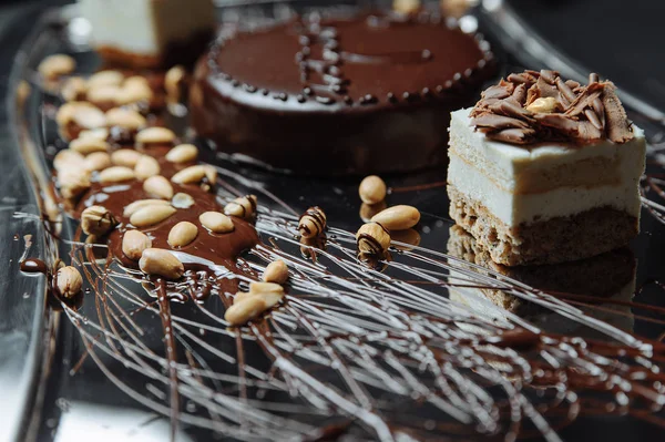 Fındık Gümüş Tepsi Üzerinde Hamur Işleri Ile Çikolatalı Kek — Stok fotoğraf