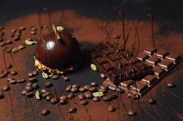 Chocolade Gebakje Twee Bars Van Chocolade Versierd Met Koffiebonen Cacao — Stockfoto