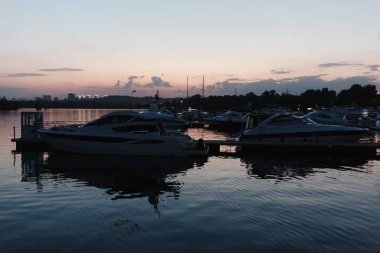 günbatımı Harbor'da yatlar.