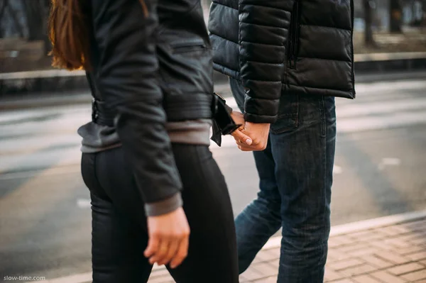一个年轻的男女走在大街上 牵着对方的手 — 图库照片