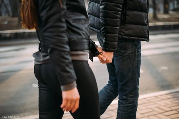 Jovem Uma Mulher Andando Rua Segurando Outro Mão — Fotografia de Stock