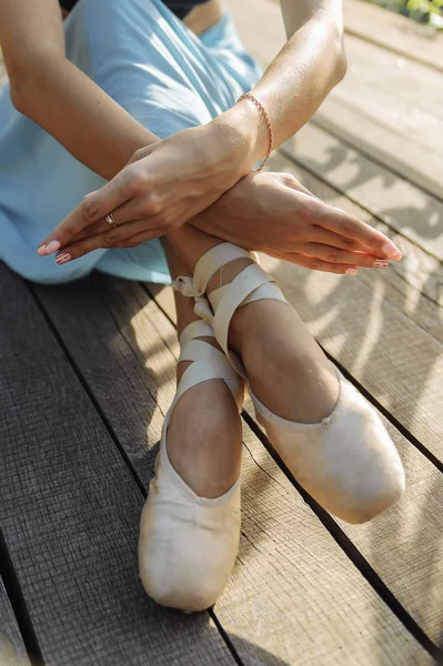 Tanečnice Seděl Dřevěné Podlaze Překřížené Ruce Nohy — Stock fotografie