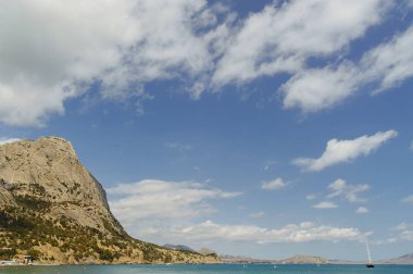 Kayalık dağ ve deniz manzarasının.