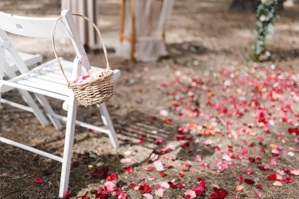 Ein Kleiner Korb Mit Rosenblättern Der Bei Einer Hochzeit Auf — Stockfoto