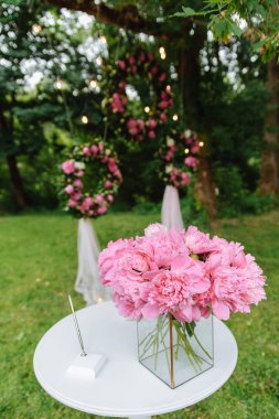 Peonies ve düğün düğün çelengi.