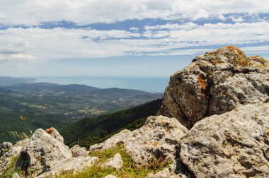 Kayalar, dağlar, deniz ve mavi gökyüzü manzara.