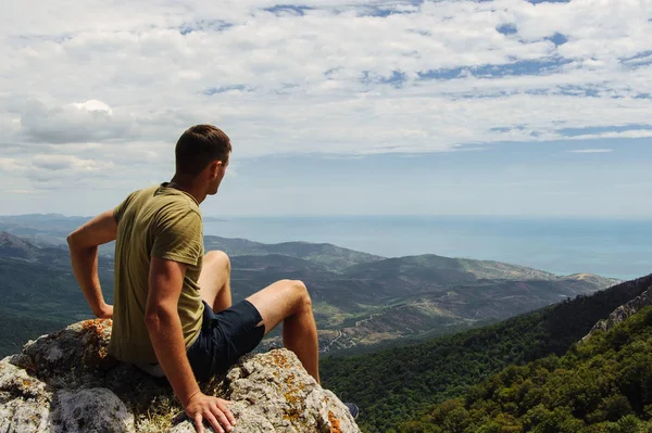 Joven Sentado Cima Montaña Mirando Mar —  Fotos de Stock