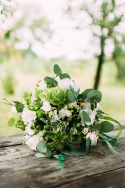 Ahşap arka plan üzerinde beyaz buket.