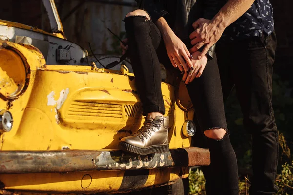 Een Jonge Man Vrouw Samen Buurt Van Gele Auto — Stockfoto
