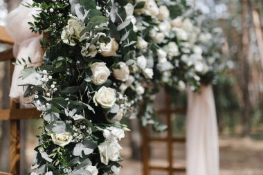 Düğün çiçek ark. Beyaz çiçekler.