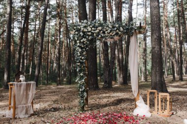 Düğün çiçek ark ormanda.