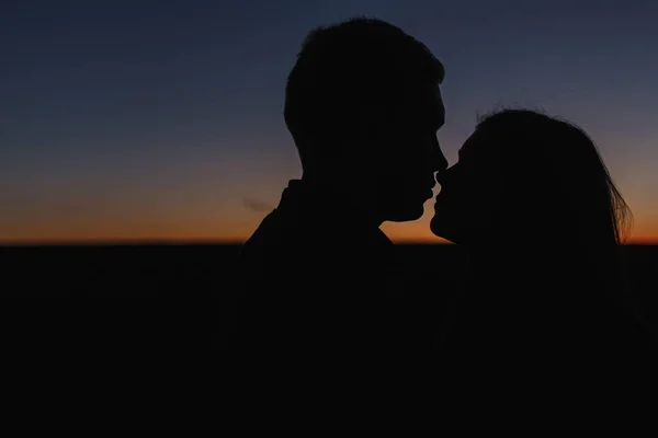 Genç Erkek Kadın Günbatımında Siluetleri — Stok fotoğraf