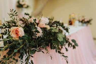 Masanın üzerine çiçek kompozisyon.