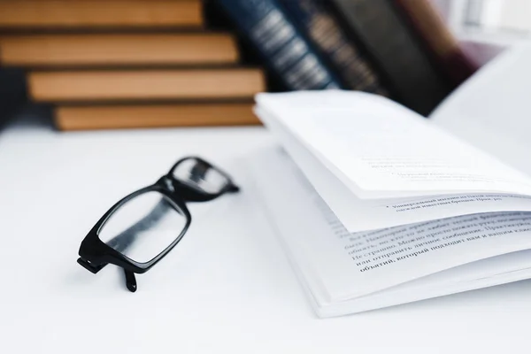 Gläser Und Offenes Buch Auf Dem Tisch — Stockfoto