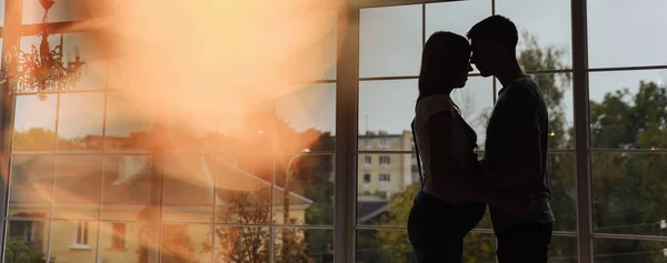 Ciąży Kobieta Mężczyzna Stojąc Razem Przed Oknem — Zdjęcie stockowe