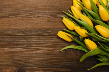 Ahşap masa üzerinde Sarı laleler