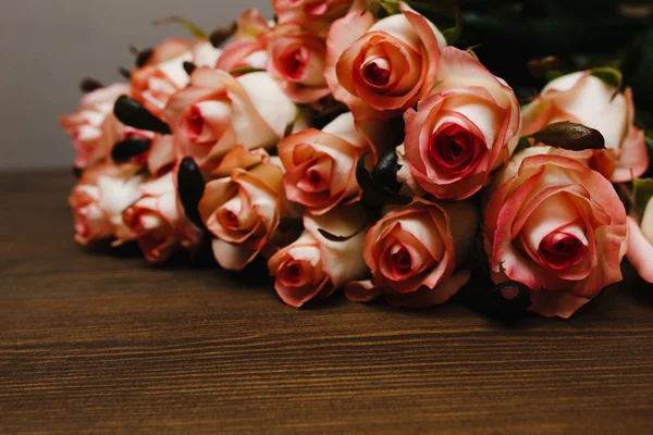 Bouquet Pink Roses Wooden Surface — Stock Photo, Image