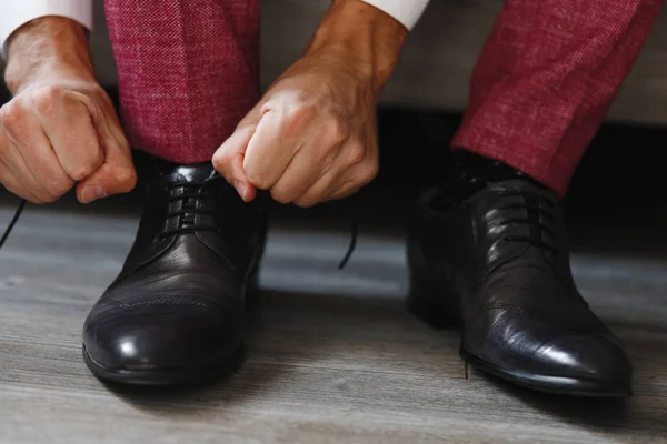 Der Mann Der Die Schnürsenkel Den Schuhen Aufräumt — Stockfoto