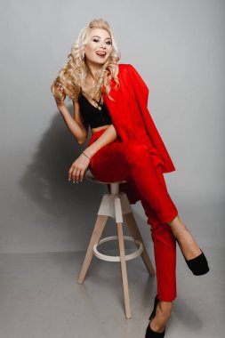 Yüzünde komik duygular ile Kırmızı elbiseli genç kadın