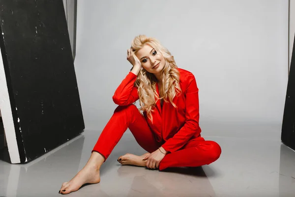 Young Woman Sitting Floor Red Suit Smiling — Stock Photo, Image