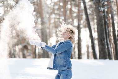 Kadın kar kış ormandaki elleri yukarı atma