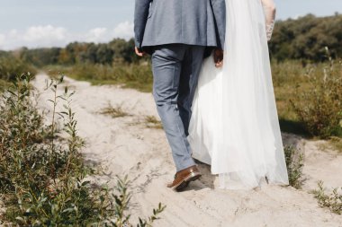 Gelin ve damat temiz havada yürüyüş